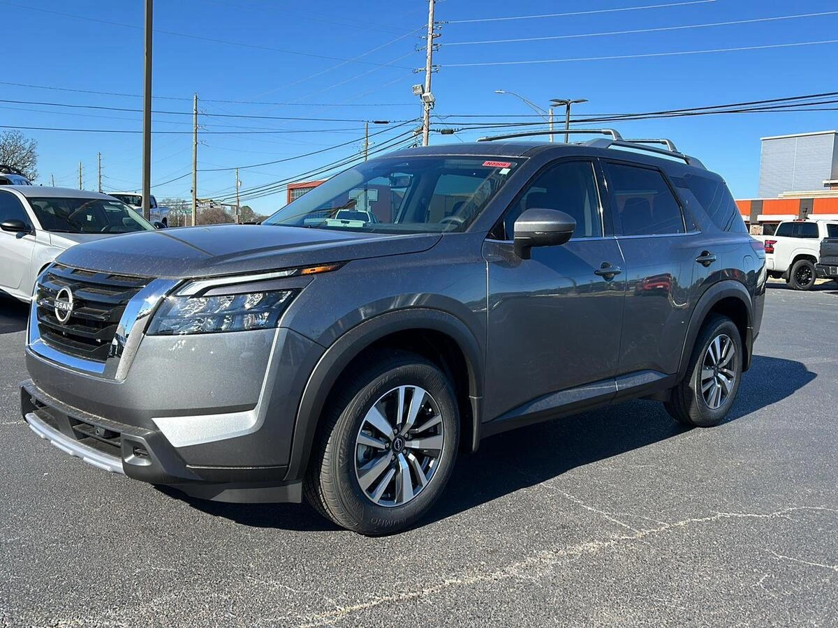 2025 Nissan Pathfinder SL's photo