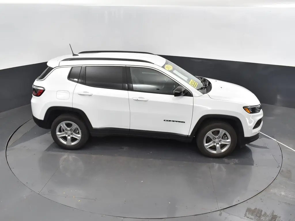 2023 Jeep Compass Latitude photo 28