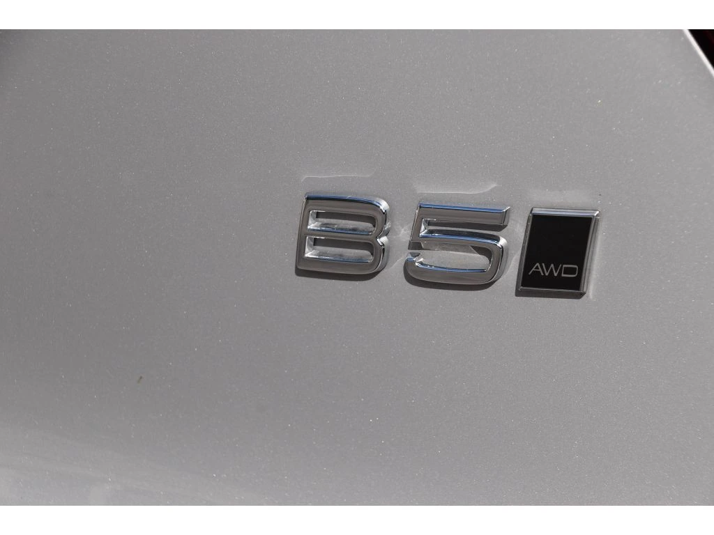 2025 Volvo - image 28