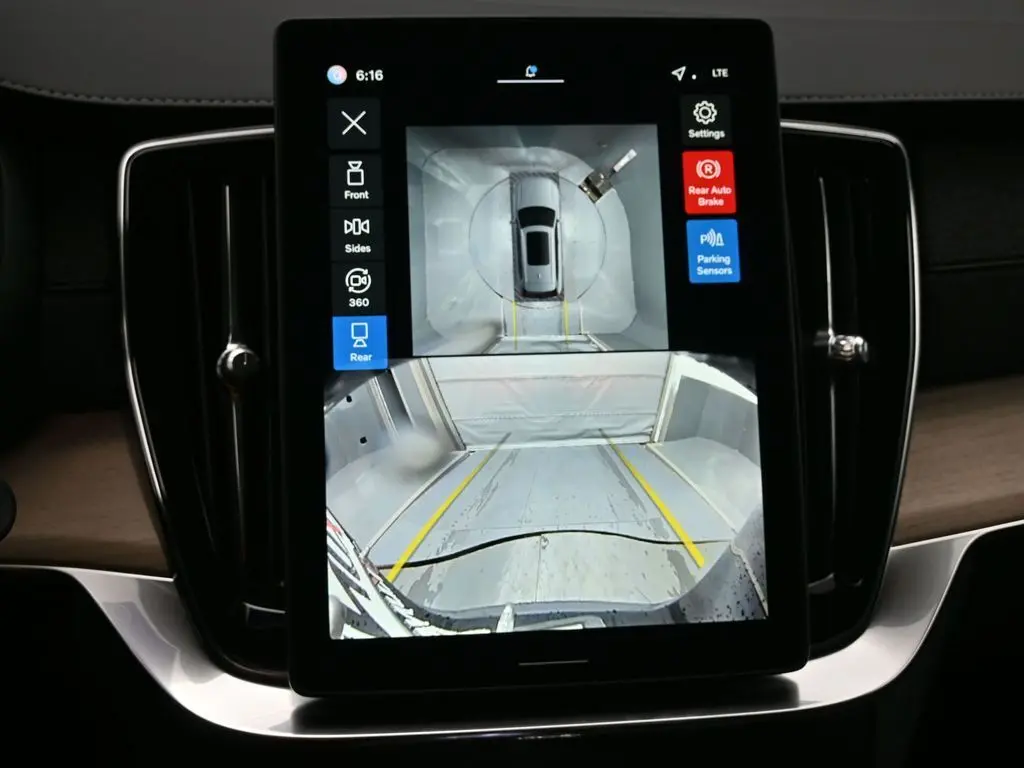 2026 Volvo - image 13