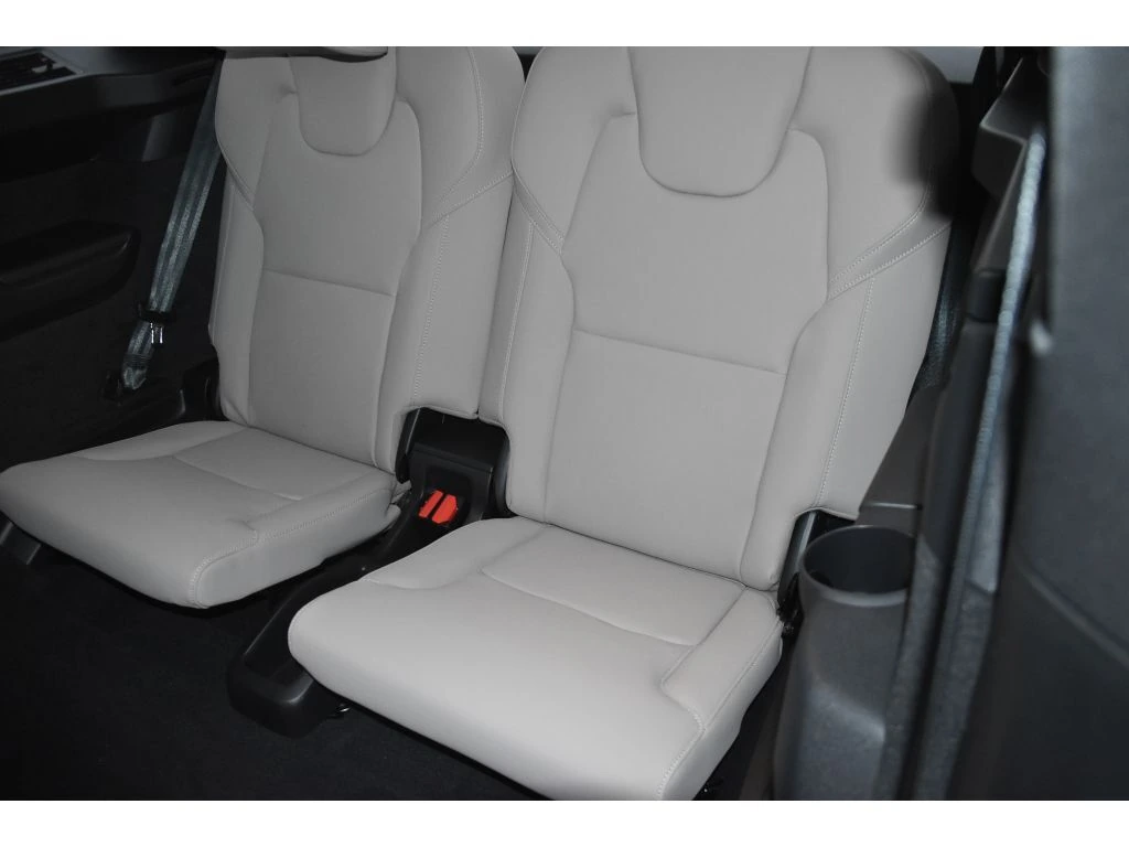 2026 Volvo - image 12