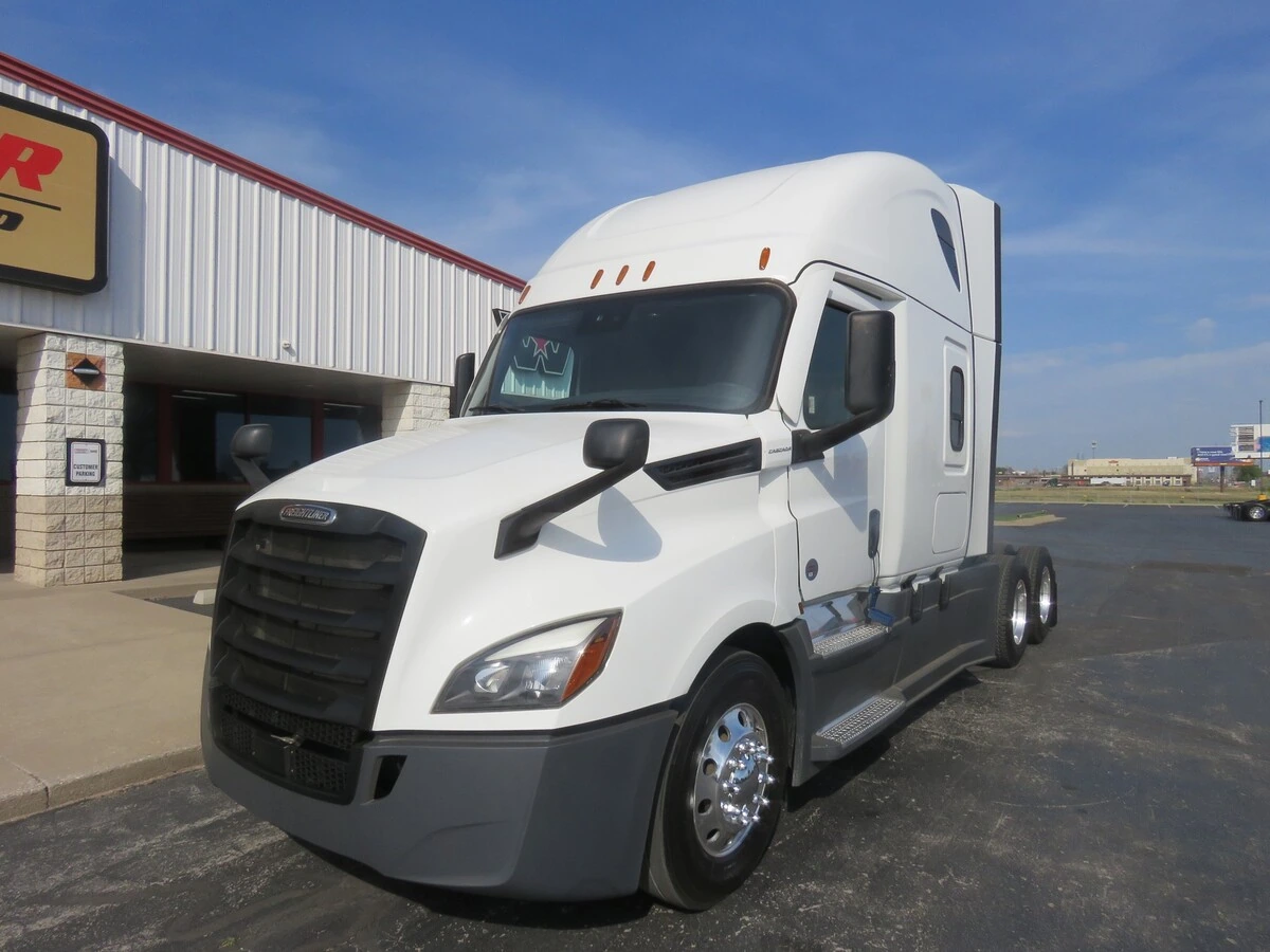 2023 Freightliner Cascadia - image 1