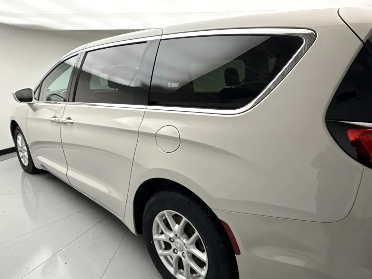 2020 Chrysler Pacifica Touring photo 3