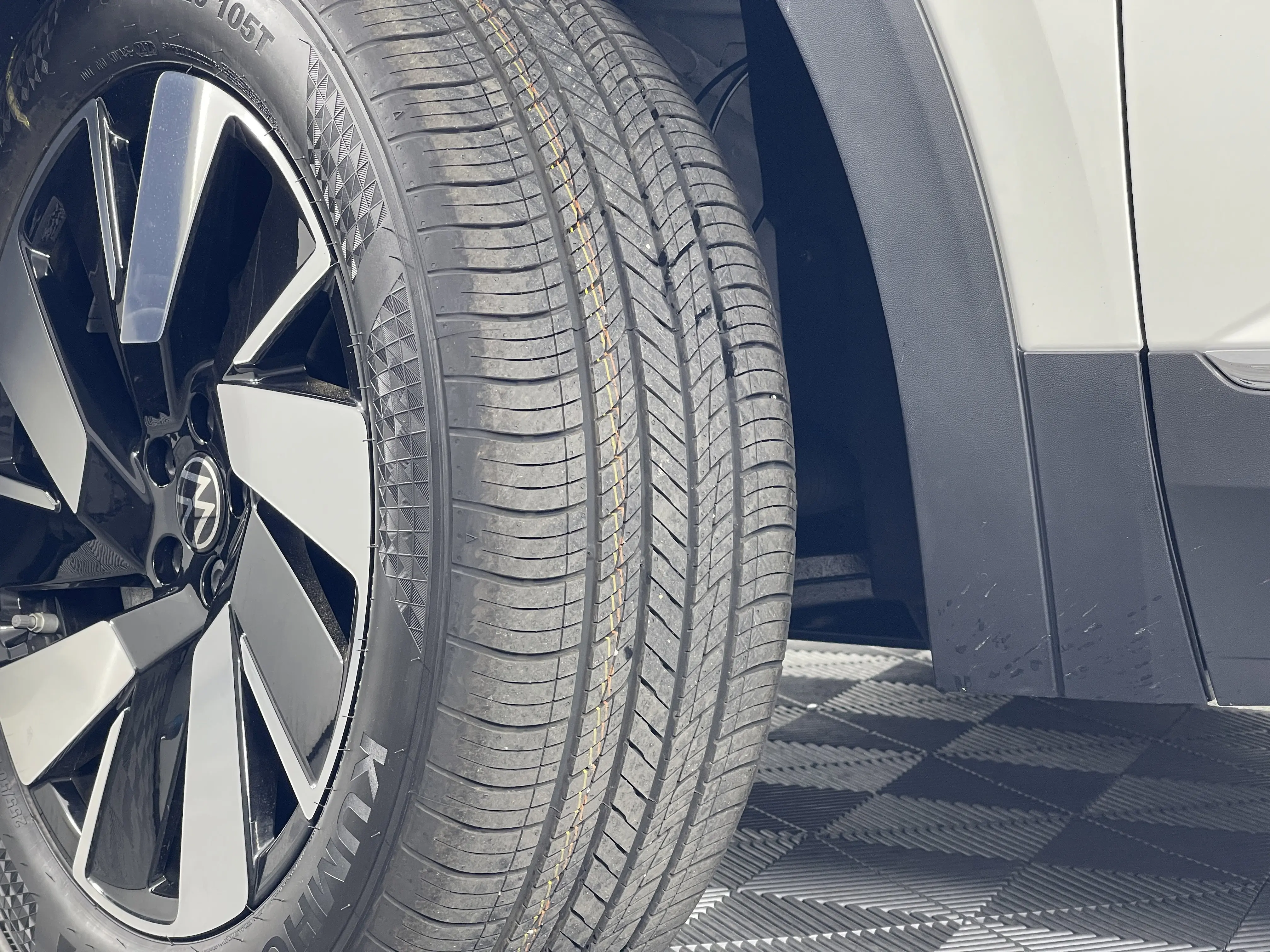 2026 Volkswagen Atlas Cross Sport SEL photo 4