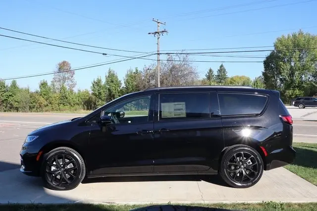 2026 Chrysler Pacifica Limited photo 27