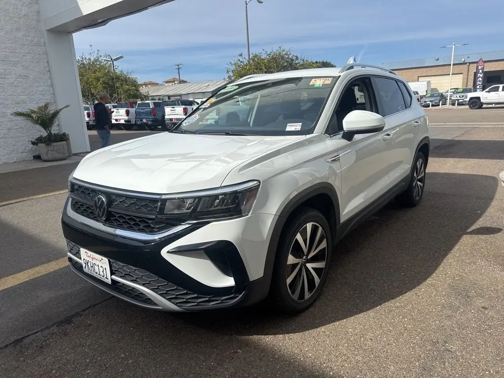 2024 Volkswagen Taos SE photo 3