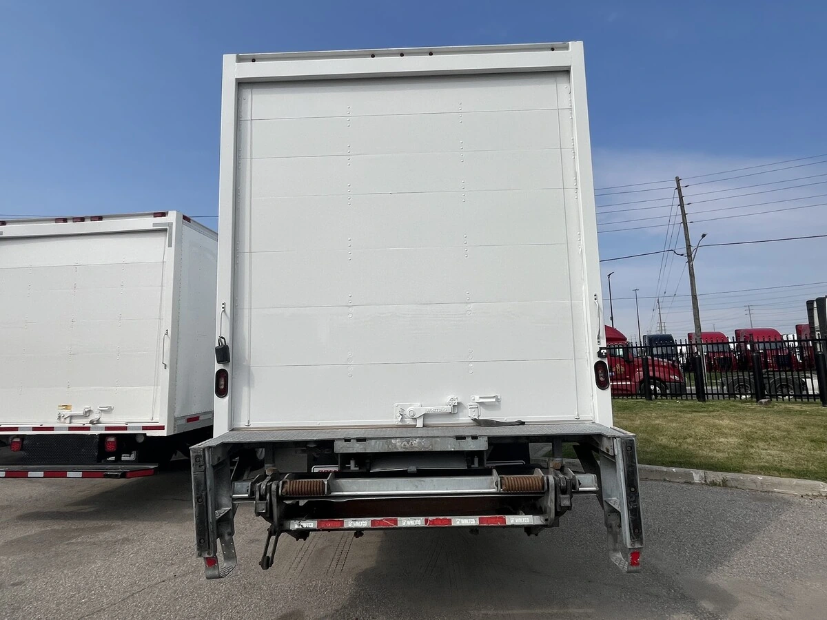 2019 Freightliner M2 106 — photo 8