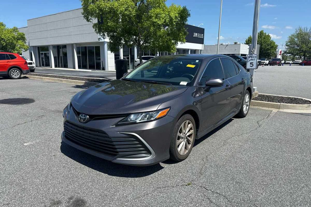 2023 Toyota Camry LE's photo