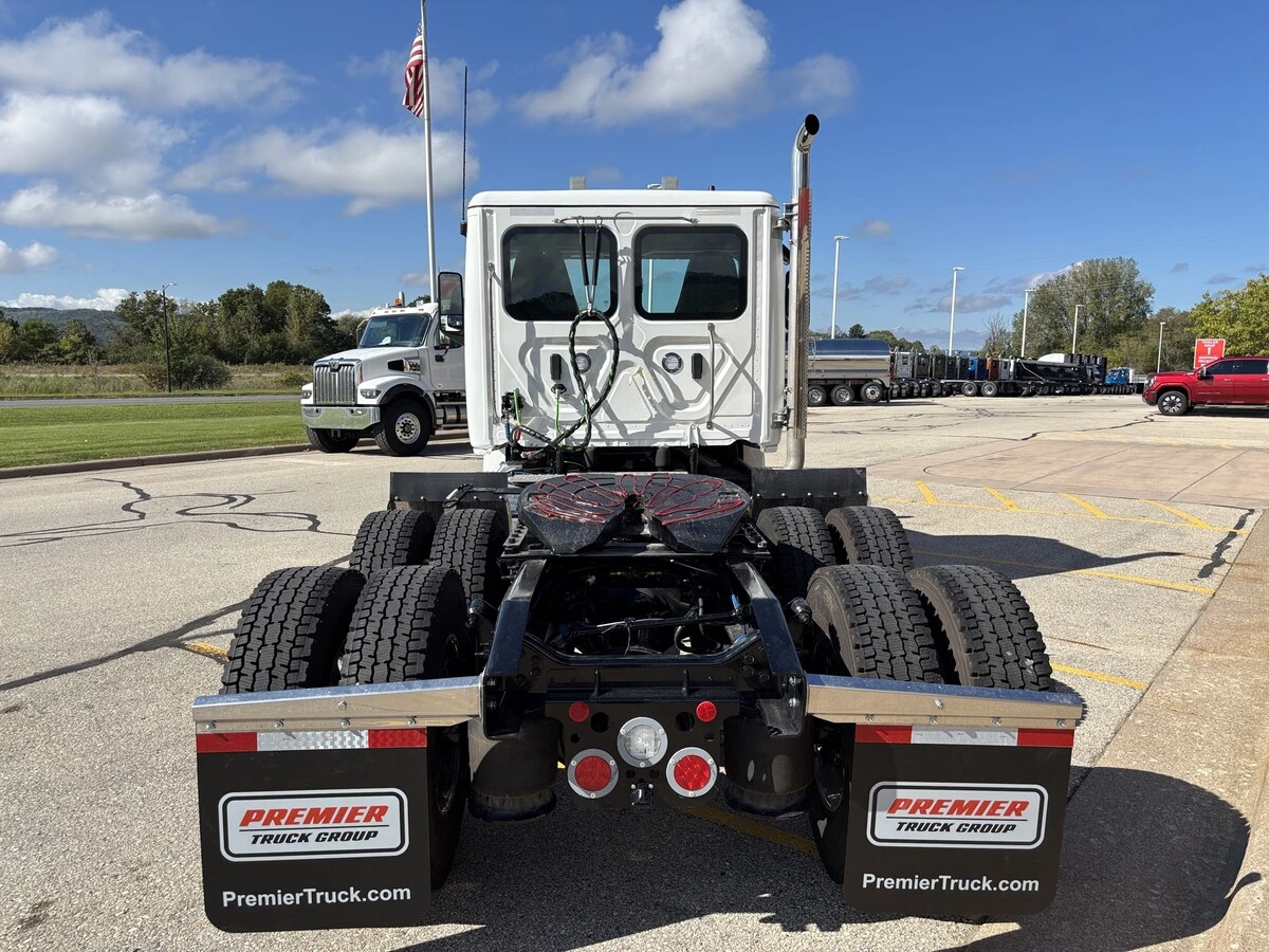 2027 Freightliner Cascadia — photo 6
