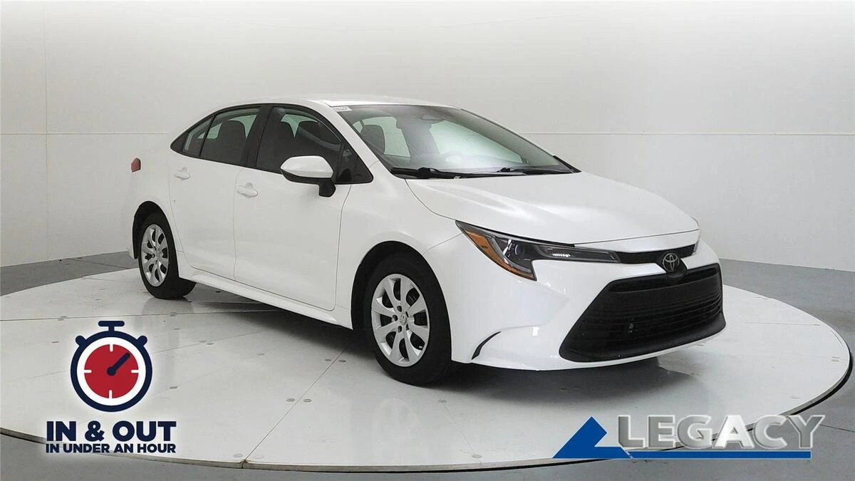 2024 Toyota Corolla LE's photo