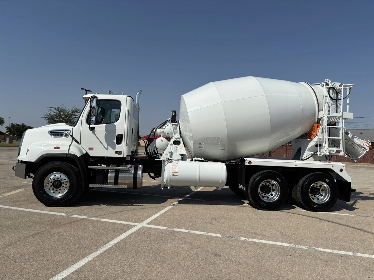 2027 Freightliner 114SD — photo 2