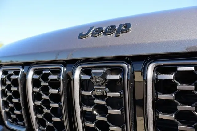 2025 Jeep Grand Cherokee Summit photo 5