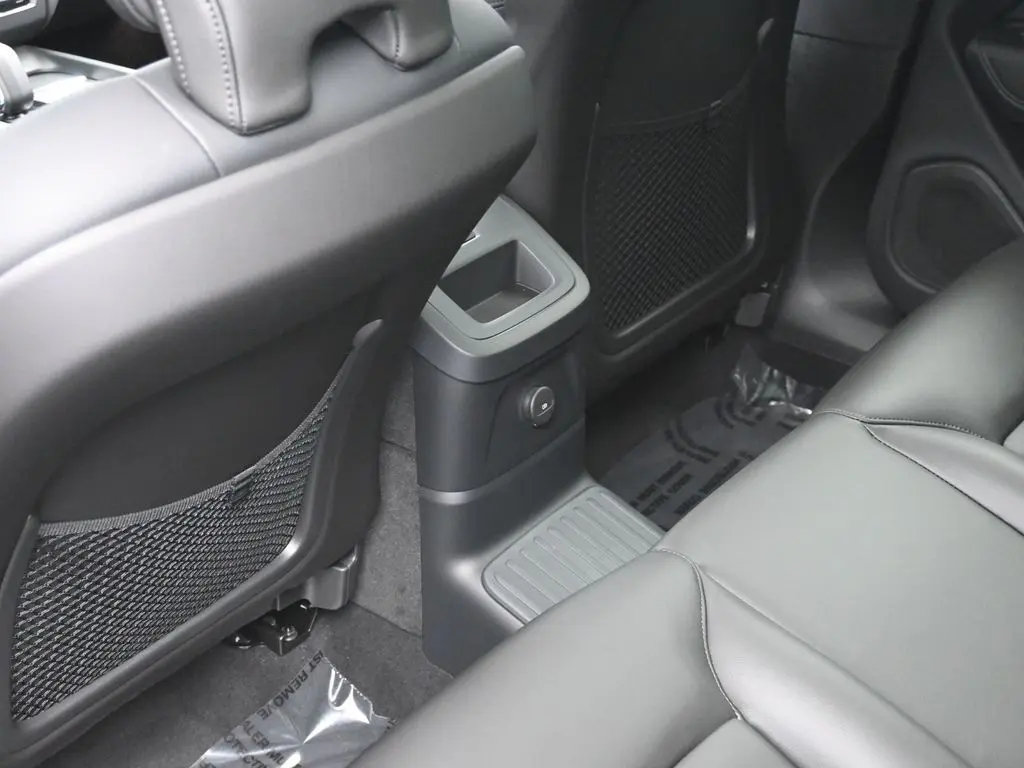 2025 Volvo - image 25