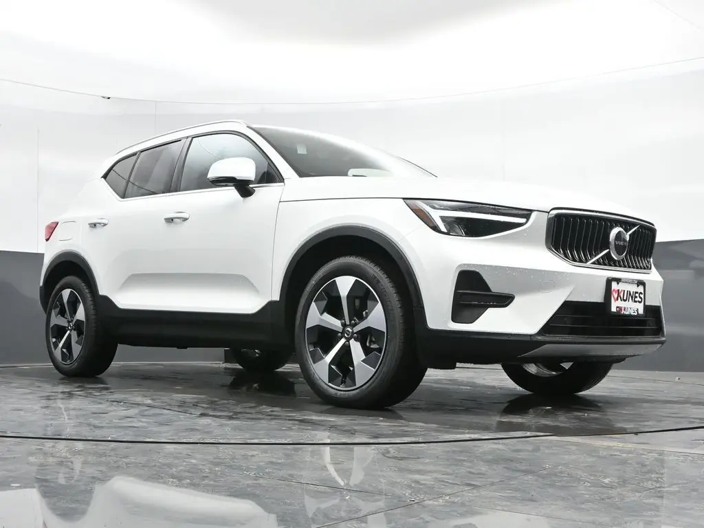 2025 Volvo - image 41