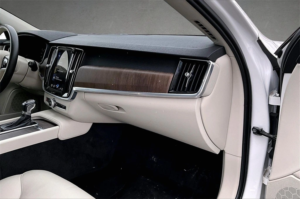2021 Volvo - image 25