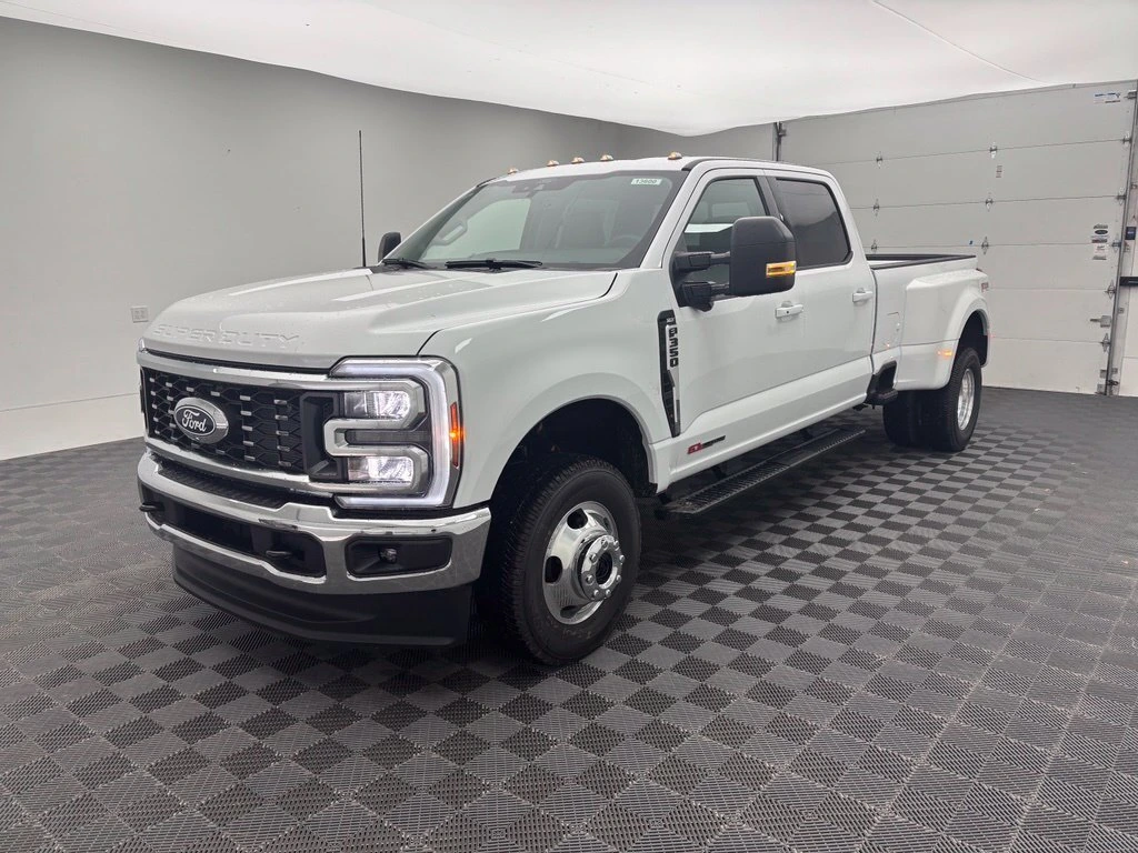 2027 Ford — photo 2