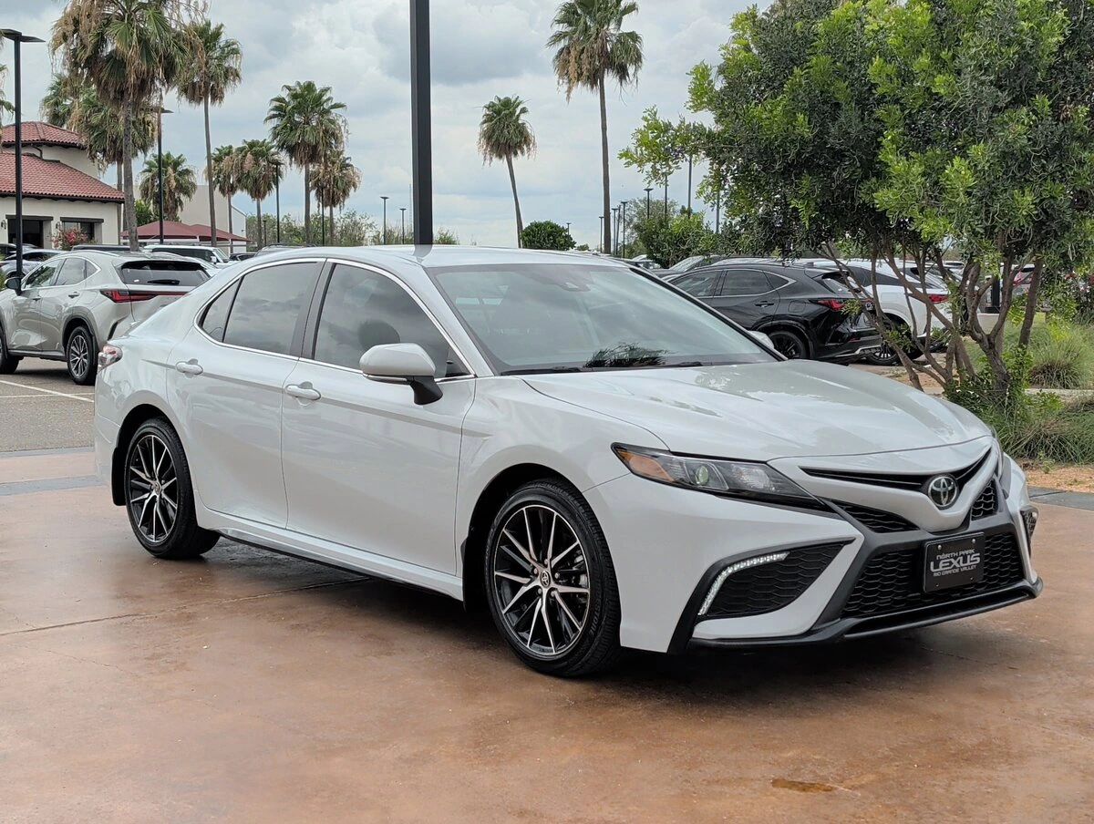 2023 Toyota Camry SE's photo