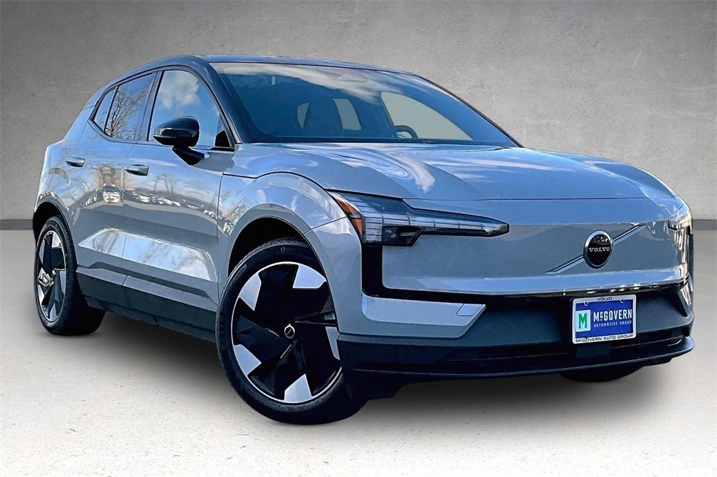 2025 Volvo - image 3