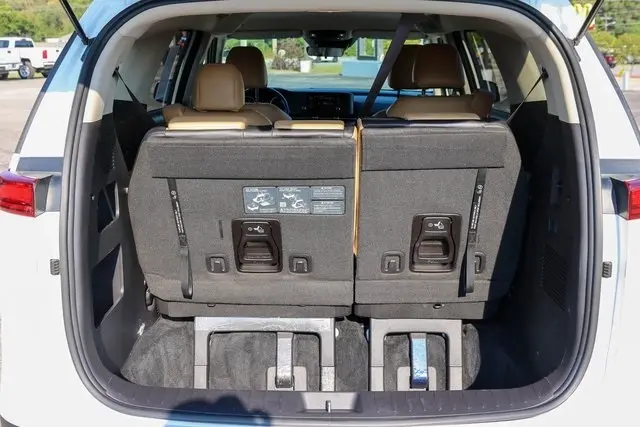 2024 Kia Carnival LX photo 8