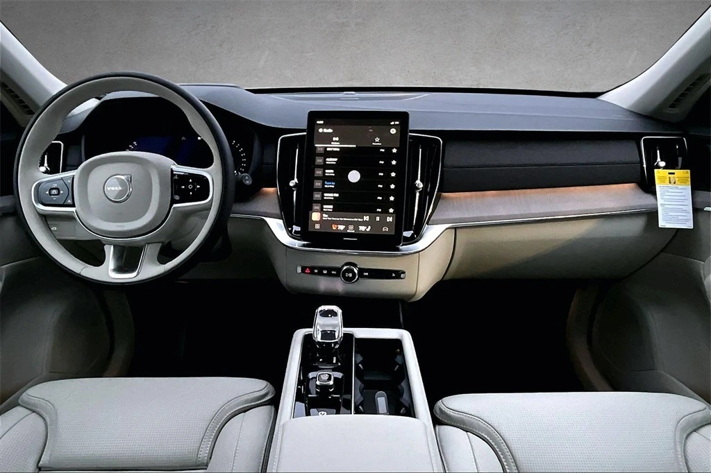2026 Volvo - image 5