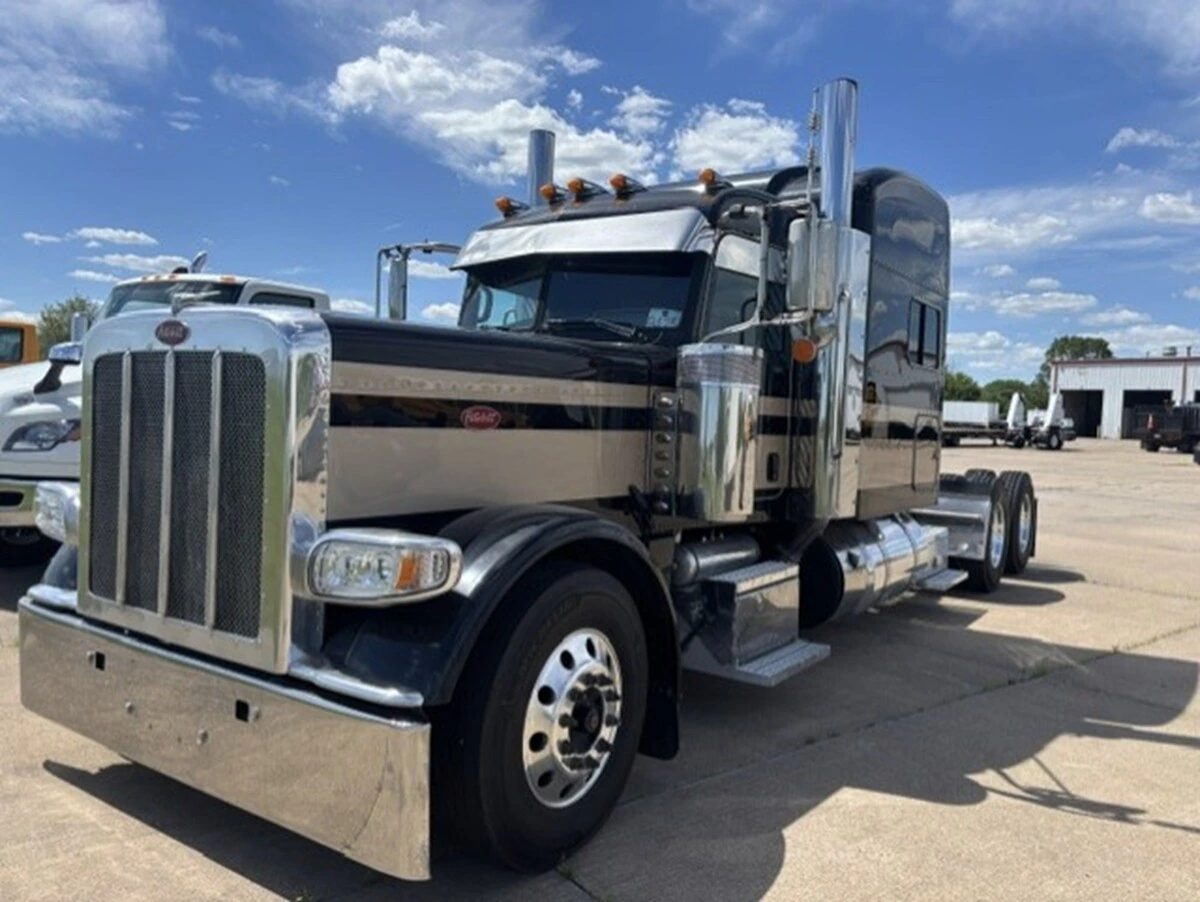 2021 Peterbilt 389 in Davenport, IA