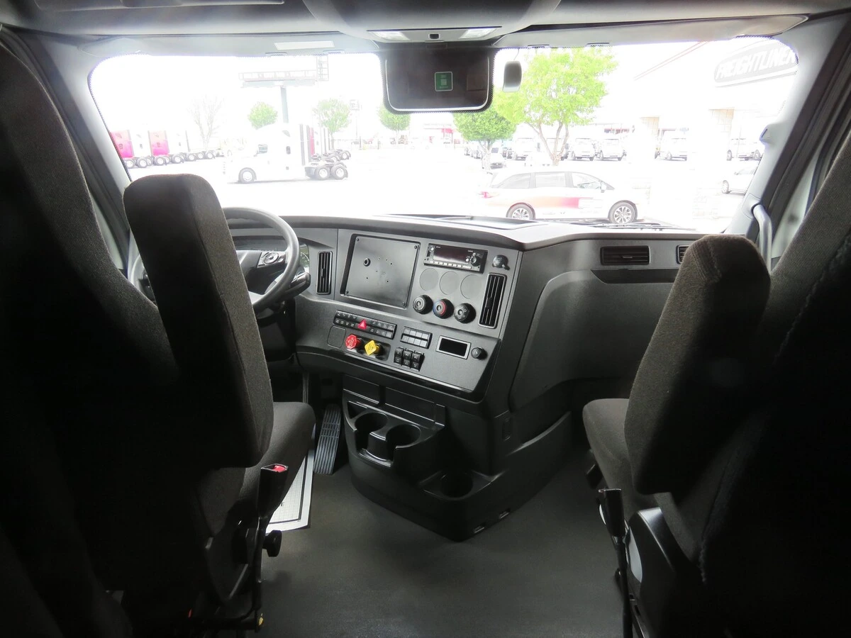 2023 Freightliner Cascadia - image 19