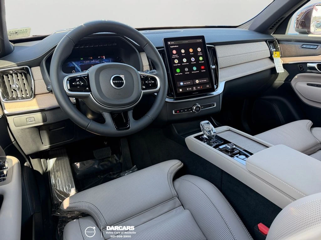 2025 Volvo - image 13