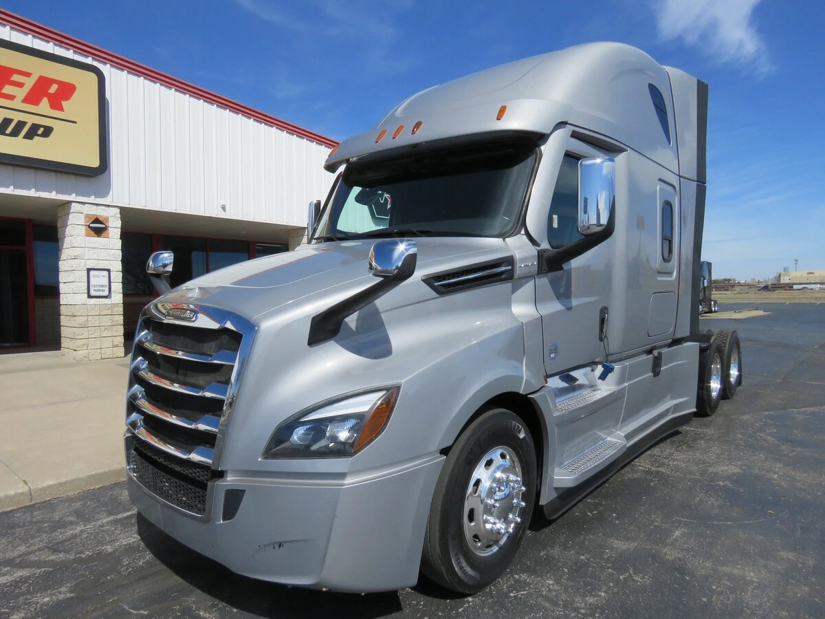 2022 Freightliner Cascadia - image 1
