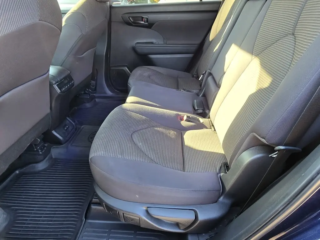 2023 Toyota Highlander L photo 14