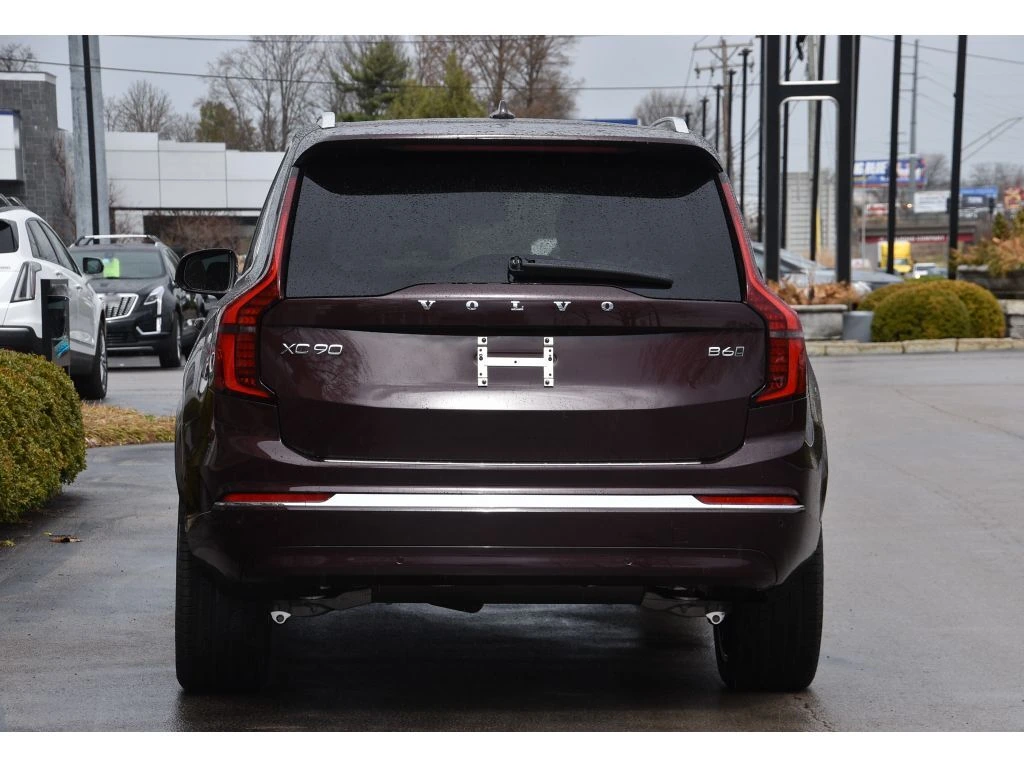 2026 Volvo - image 5