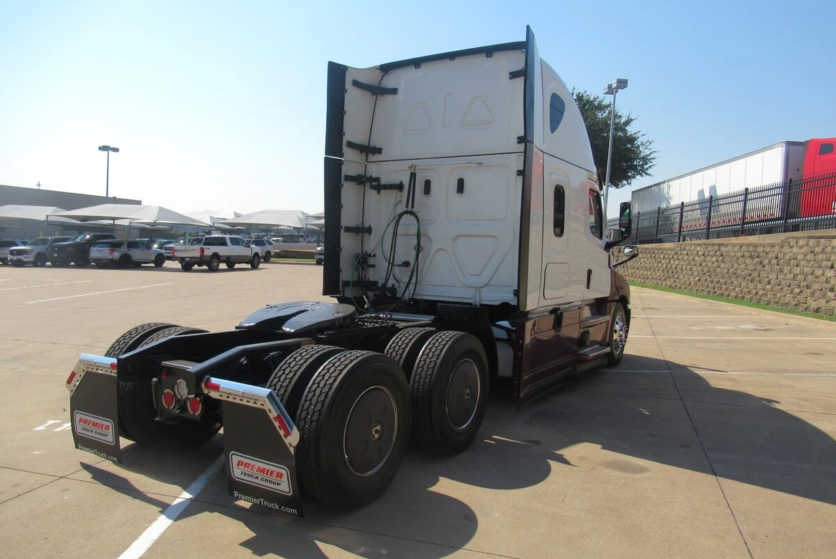 2023 Freightliner Cascadia — photo 4