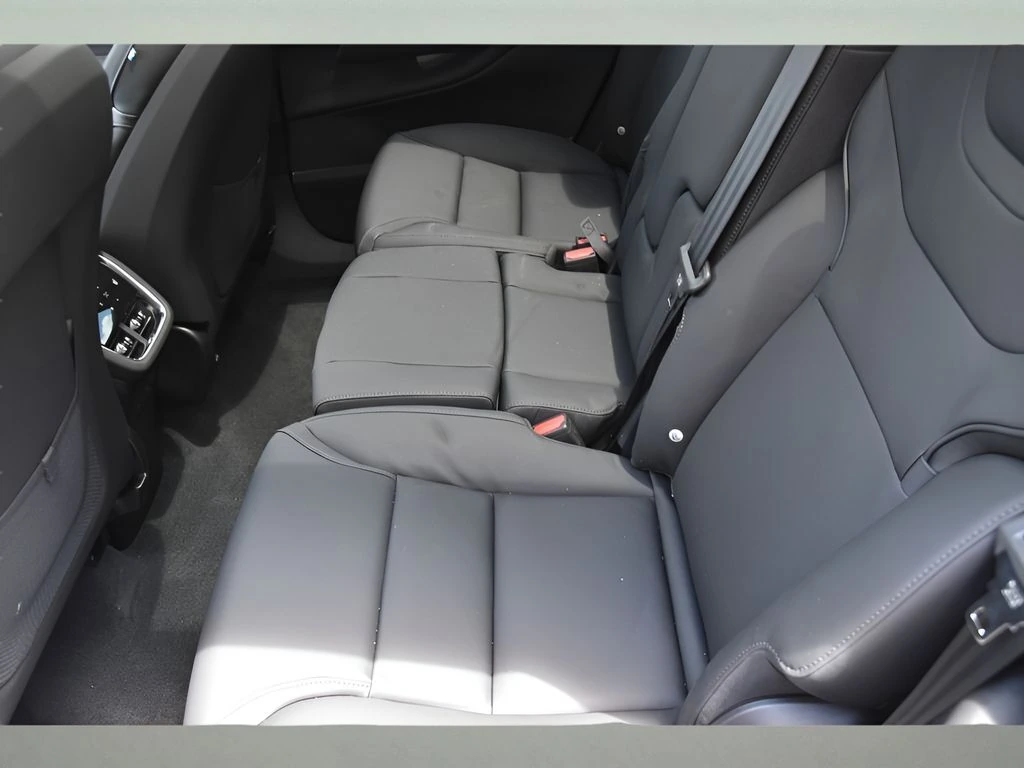 2025 Volvo - image 14