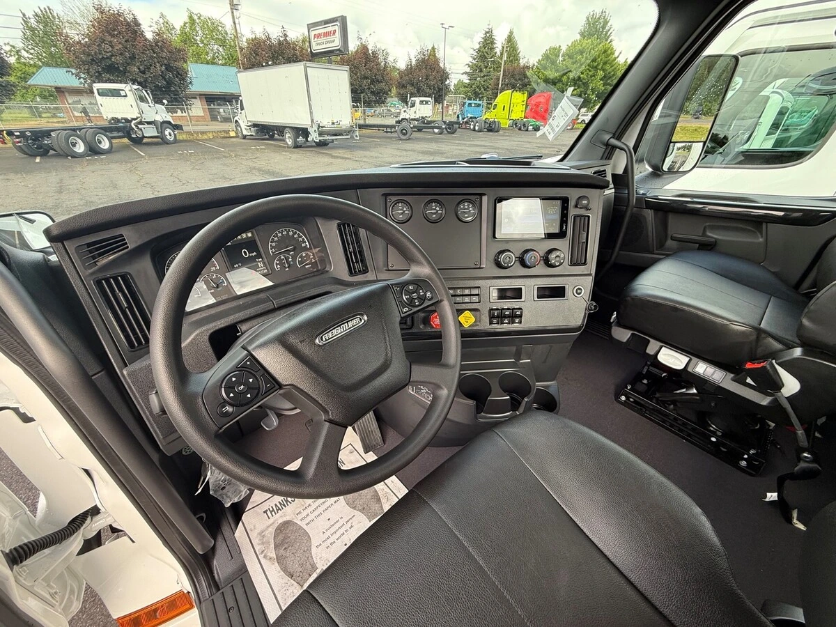 2027 Freightliner Cascadia — photo 8