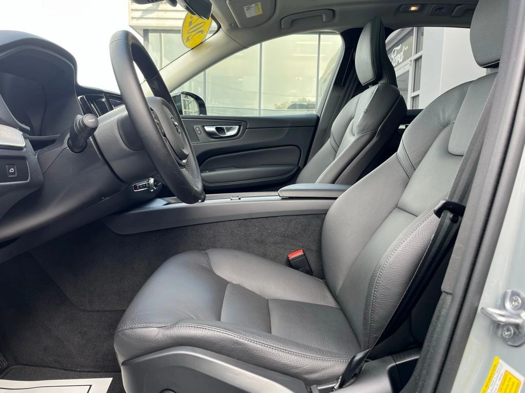 2025 Volvo - image 16