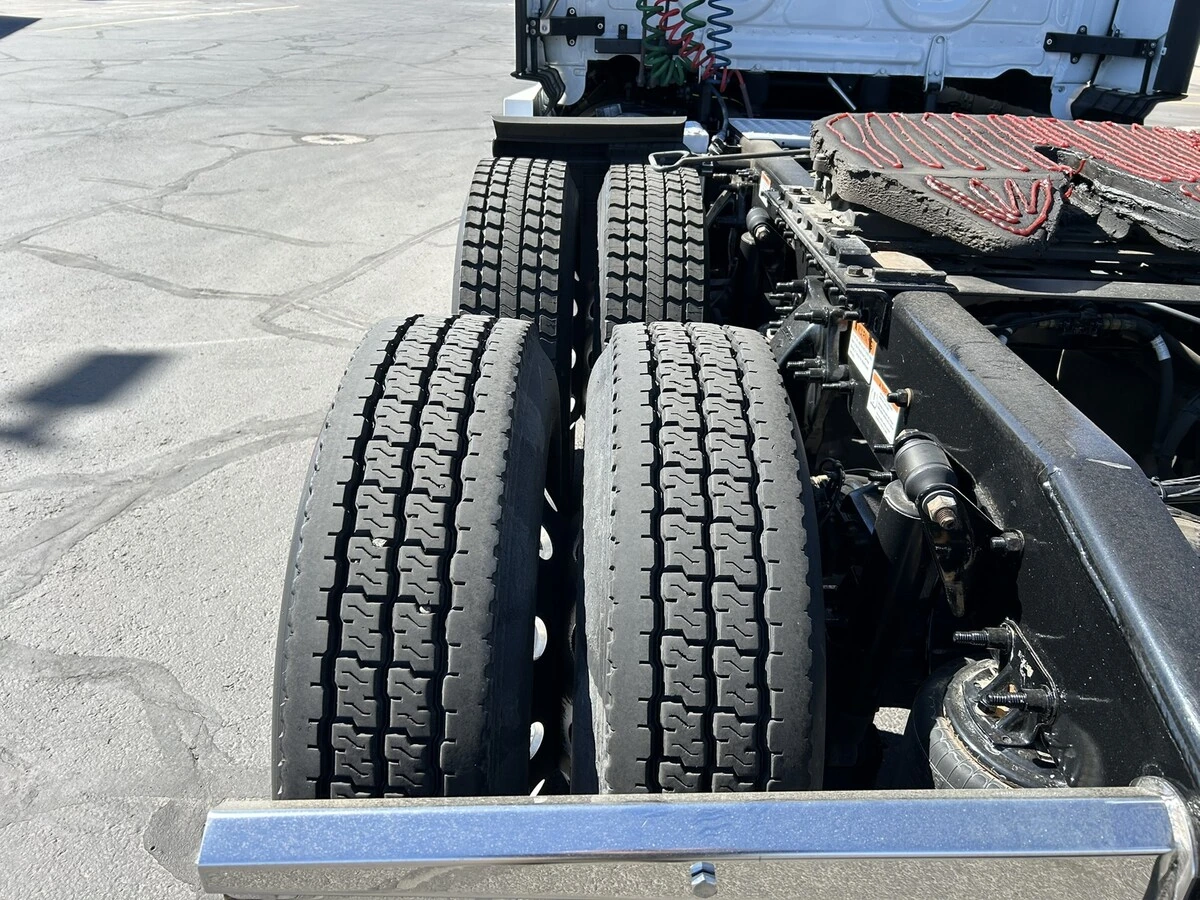 2022 Freightliner Cascadia - image 10