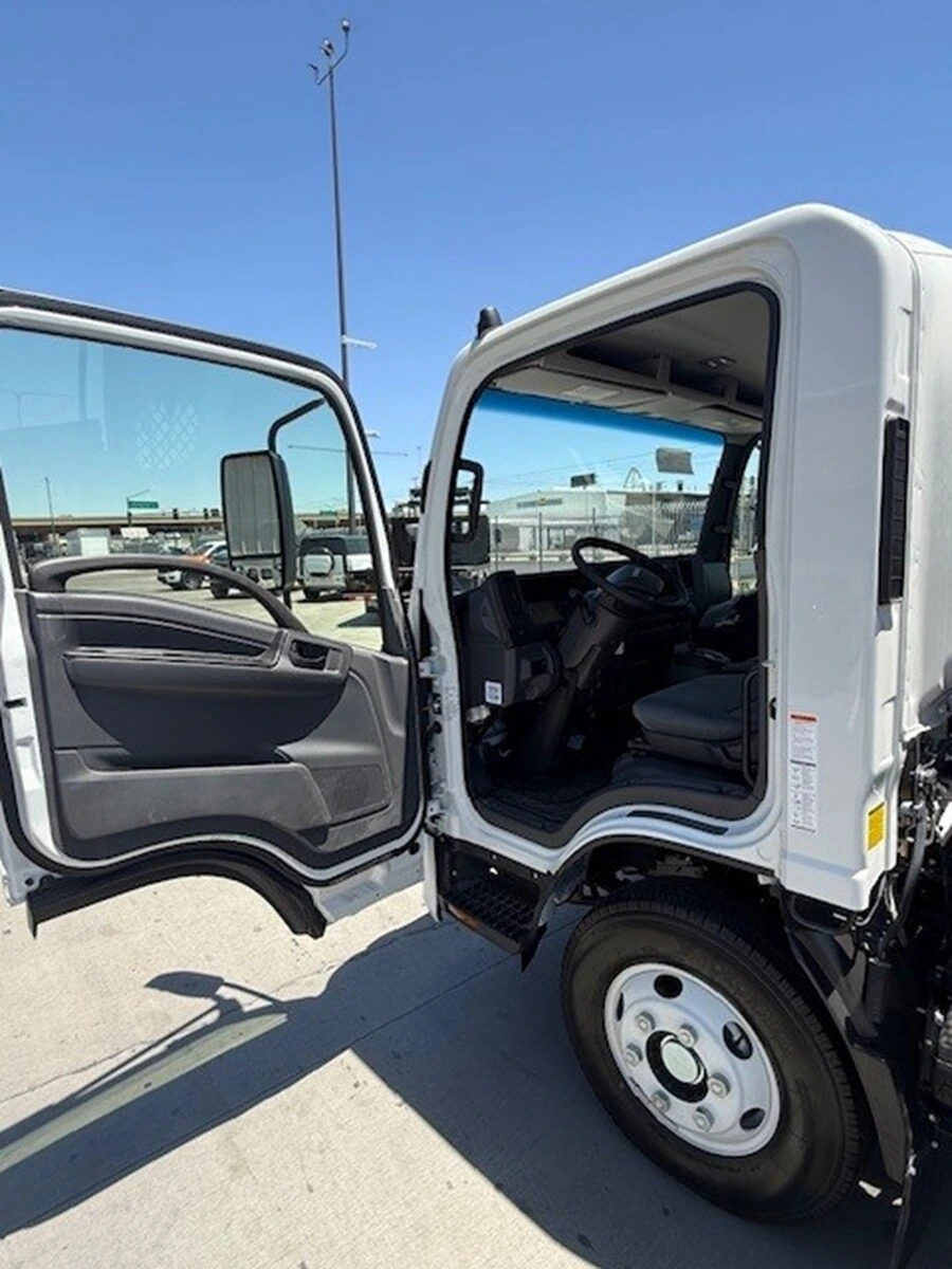2026 Isuzu NPR — photo 8