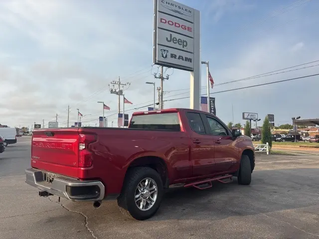 2021 Chevrolet Silverado 1500 LT photo 3