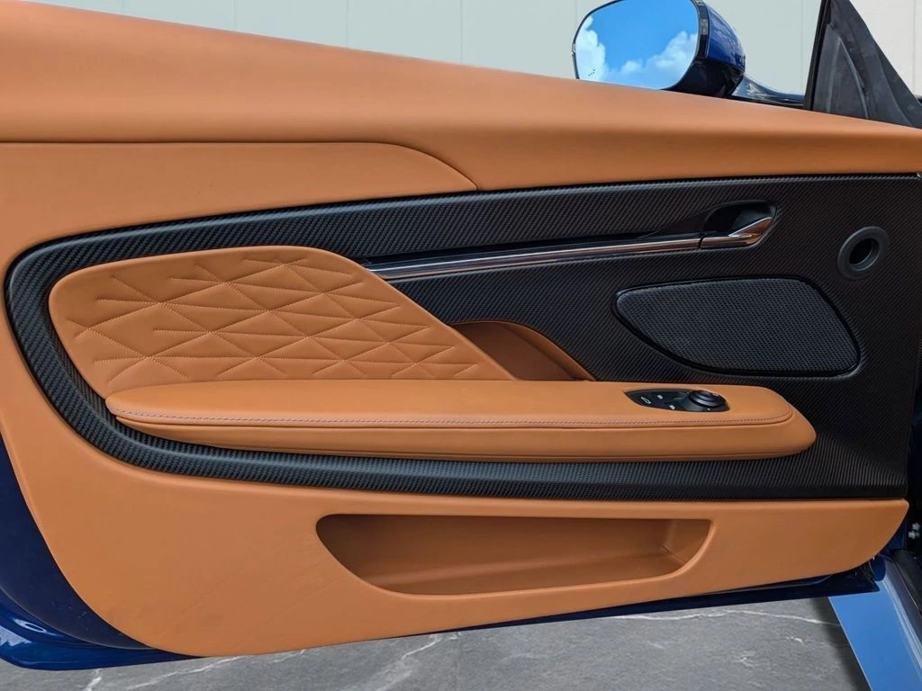 2025 Aston Martin DB12 Base - Photo 15