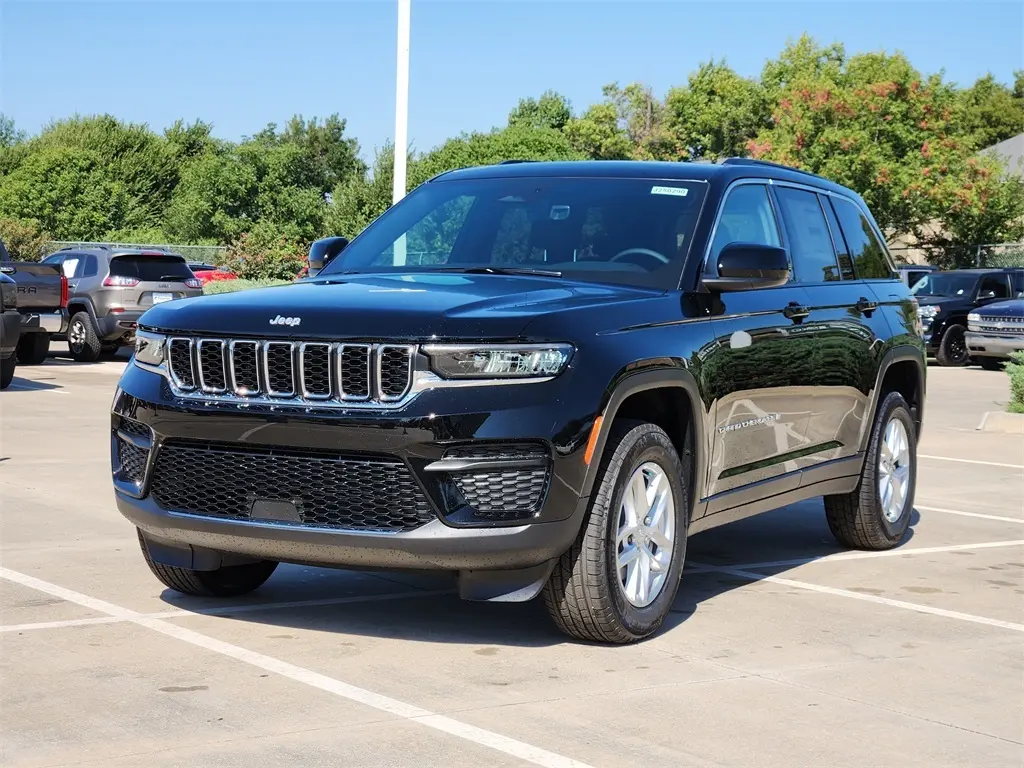 2025 Jeep Grand Cherokee Laredo X photo 2
