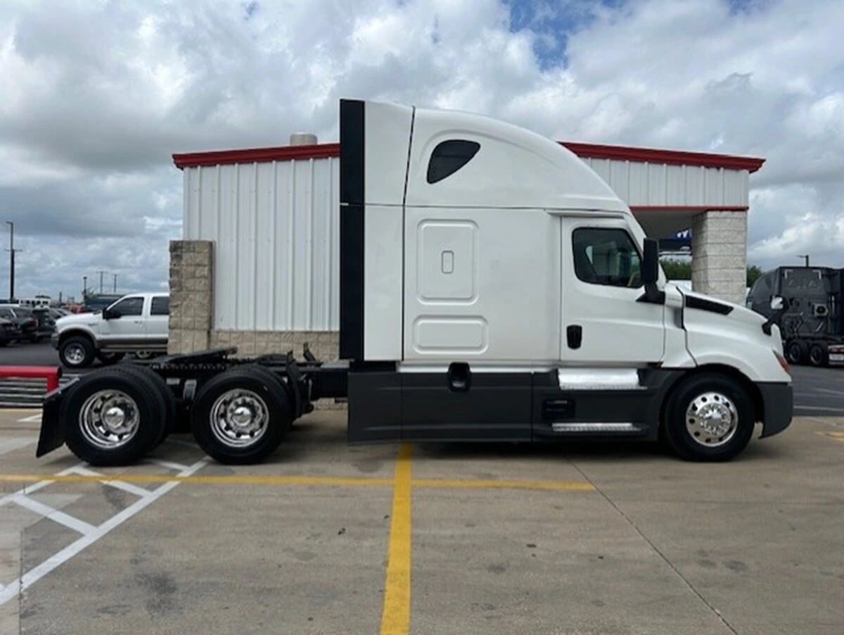 2024 Freightliner Cascadia - image 7
