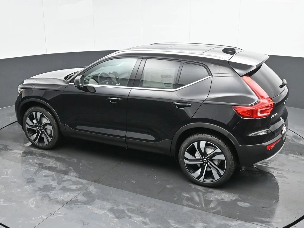 2025 Volvo - image 35