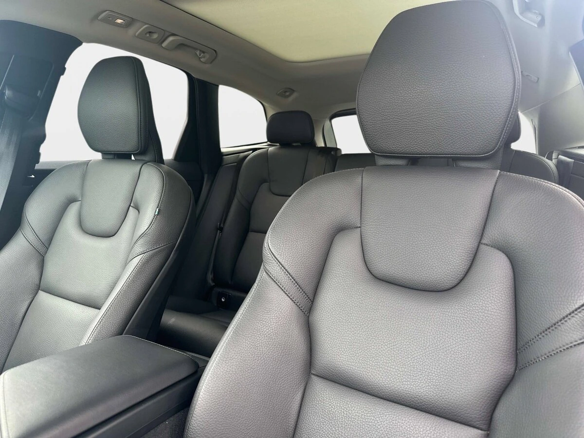 2025 Volvo - image 19