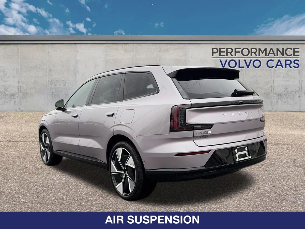 2026 Volvo - image 3