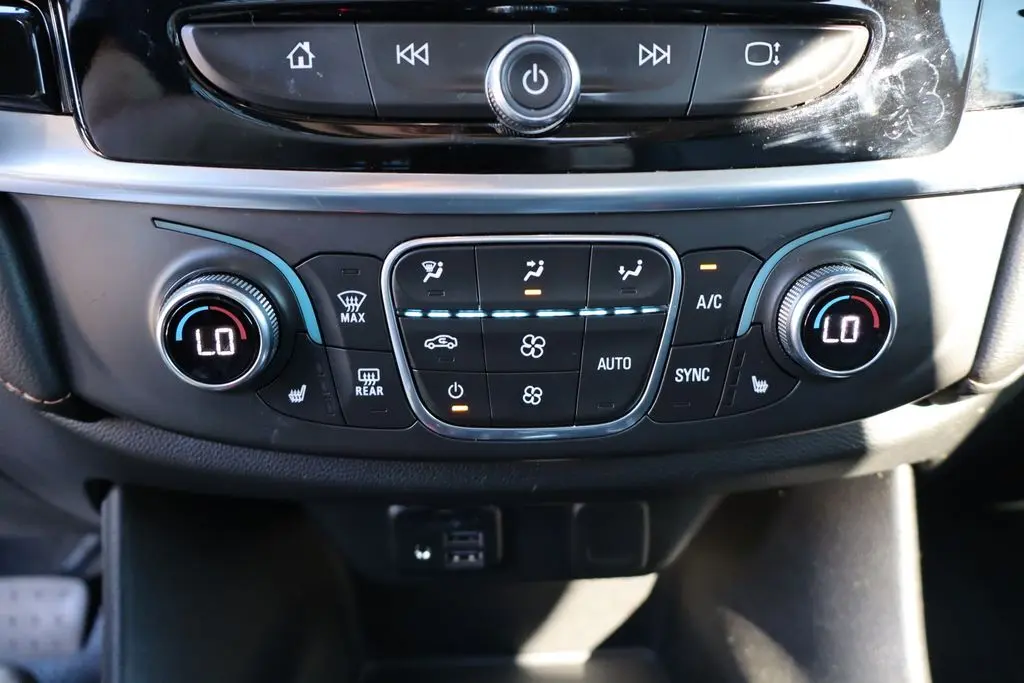 2021 Chevrolet Traverse Leather photo 21