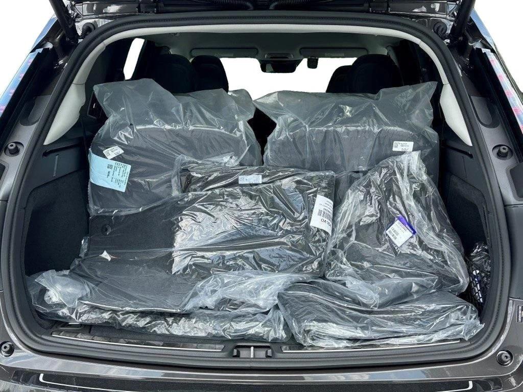 2025 Volvo - image 6