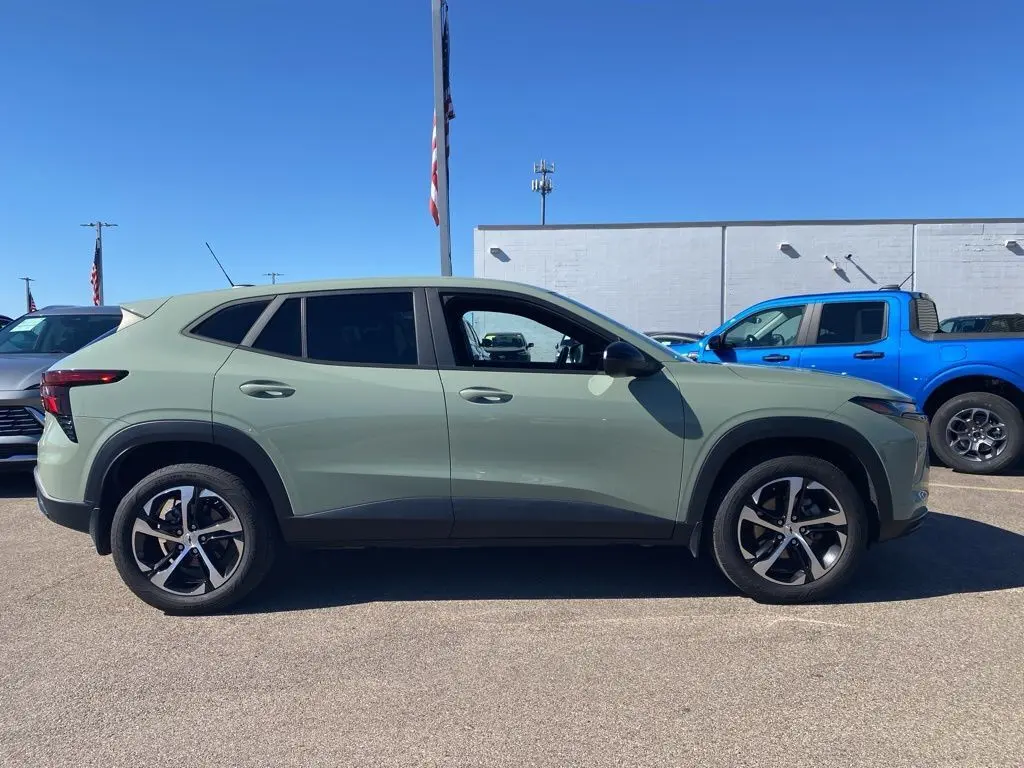 2024 Chevrolet Trax photo 2