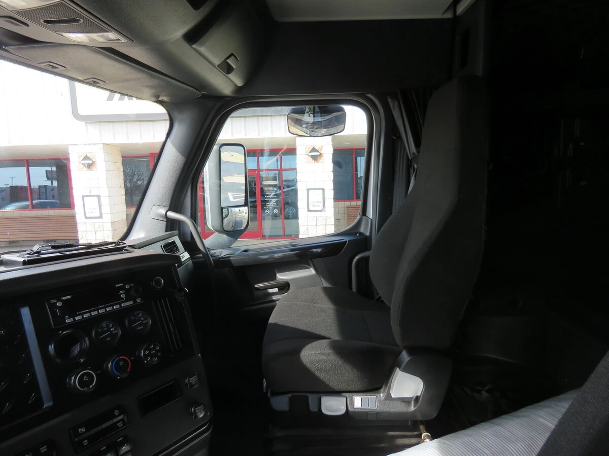 2023 Freightliner Cascadia - image 15