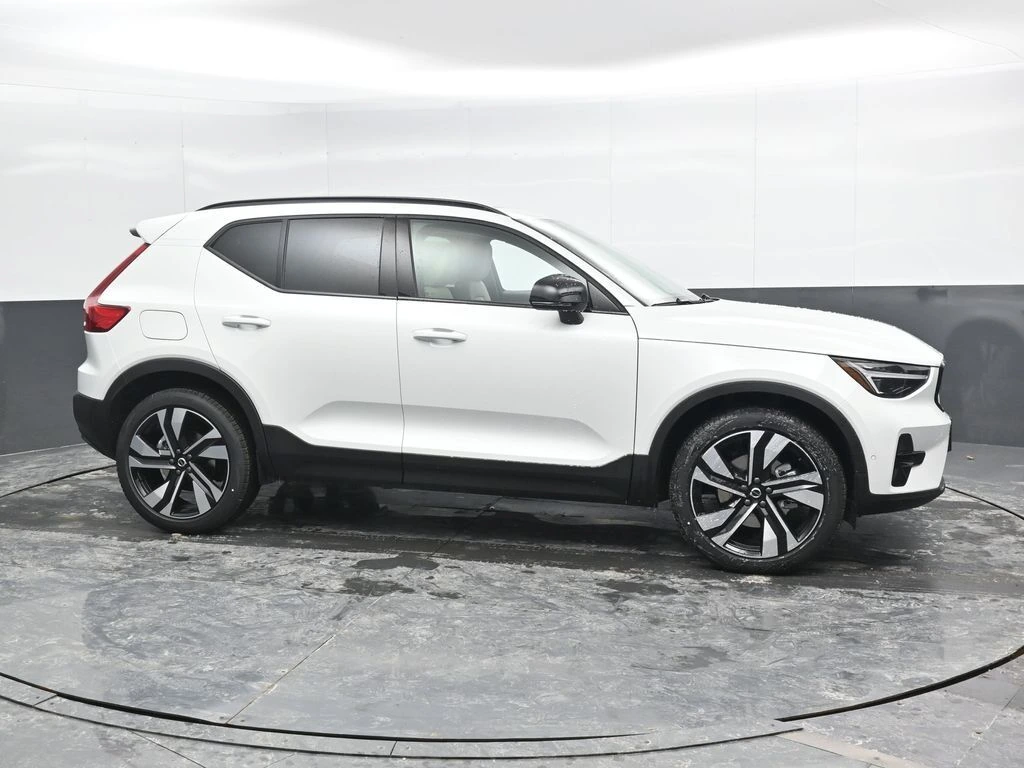2026 Volvo - image 3