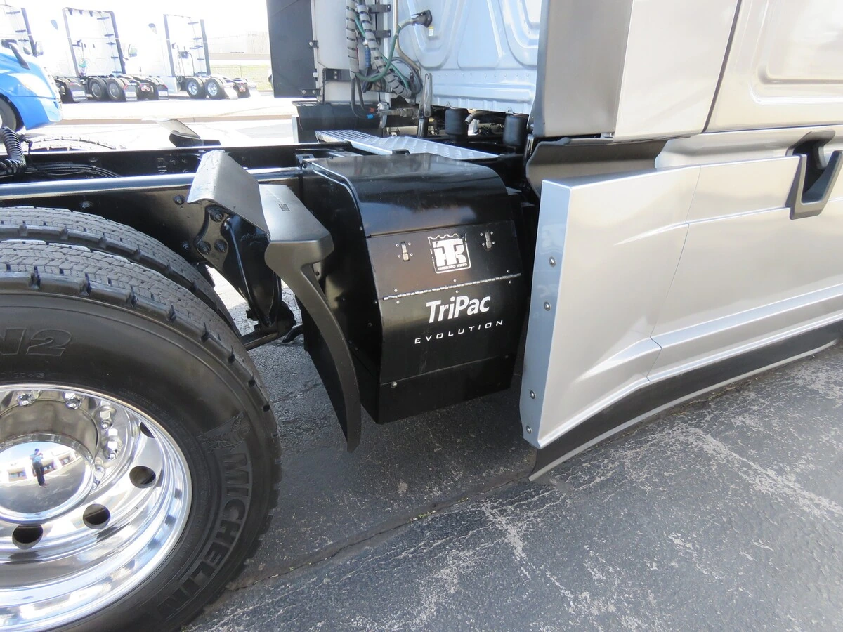 2023 Freightliner Cascadia - image 8