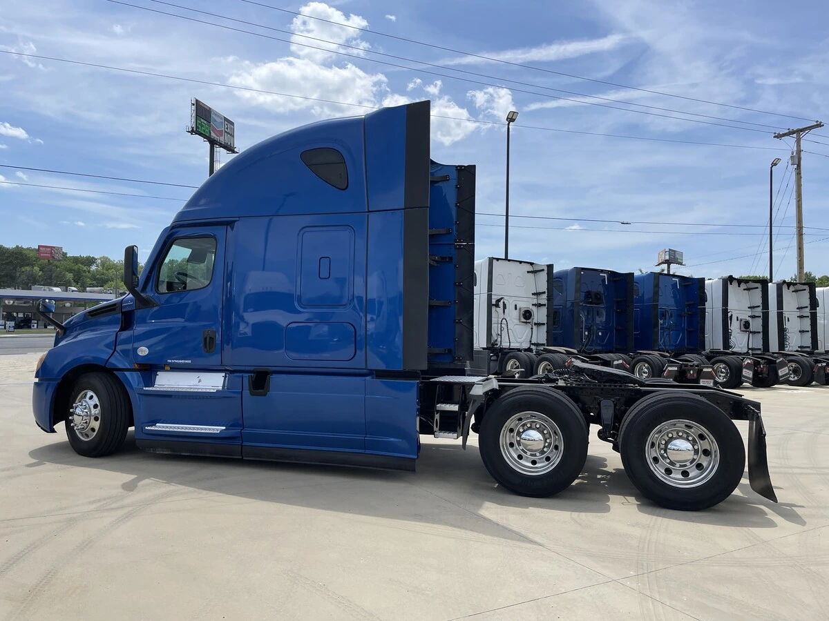 2021 Freightliner Cascadia - image 14